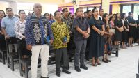 KETERANGAN FOTO/HO-PROKOPIM SETDA KABUPATEN KUPANG - Bupati Kupang, Yosef Lede (ketiga dari kiri) ikut dalam kegiatan ibadah bersama Jemaat GMIT Ebenhaezer Tarus Barat pada Minggu (29/03/2026) pagi.