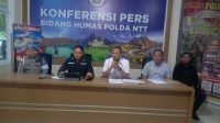 KETERANGAN FOTO/ YULIUS TAMONOP/ SMSI NTT - Kepala Bidang Humas Polda NTT, Kombes Pol Henry Novika Chandra, (kedua dari kiri) bersama Direskrimum Kombes Pol Sigit Haryono, S.I.K (ketiga dari kiri) serta Ps. Kasubdit I Kamneg Ditreskrimum Polda NTT, Kompol Edy, S.H., M.H (kedua dari kanan) saat memberikan keterangan pers di Kota Kupang, Kamis (19/3/2026),
