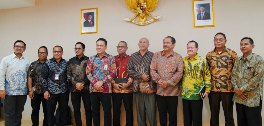 Rektor Undana, Prof. Dr. Ir. Jefri S Bale, ST,.M.Eng, hadir didampingi Wakil Rektor Bidang Akademik serta Kepala Lembaga Penelitian dan Pengabdian kepada Masyarakat (LP2M).