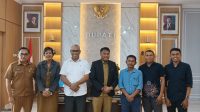 kemis rote KETERANGAN FOTO/HO-HUMAS UNDANA - Ketua Tim Riset Berdampak Kabupaten Rote Ndao Prof. Dr. Yantus Neolaka, S.Pd., M.Si. (ketiga dari kanan) dari Lembaga Penelitian dan Pengabdian Masyarakat (LP2M) Undana telah melakukan audiensi langsung dengan Bupati Rote Ndao, Paulus Henuk, di ruang kerjanya, Selasa (10/3/2026).