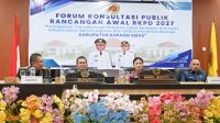 konsutsi KETERANGAN FOTO/HO PROKOPIM KABUPATEN KUPANG - Bupati Yosef Lede saat membuka Forum Konsultasi Publik Rancangan Awal Rencana Kerja Pemerintah Daerah (RKPD) Kabupaten Kupang Tahun 2027 dengan tema “Percepatan Transformasi Ekonomi Lokal Berbasis Hilirisasi, Infrastruktur Berkelanjutan dan SDM Berkualitas Menuju Kabupaten Kupang Emas” di Aula Kantor Bupati Kupang, Jumat (13/03/2026).