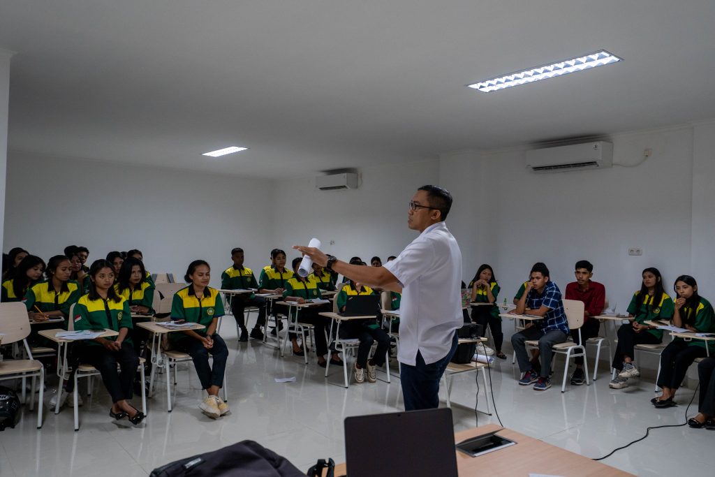 FOTO/HO-HUMAS UNDANA - Para Mahasiswa Program Studi (Prodi) Bimbingan Konseling (BK) Fakultas Keguruan dan Ilmu Pendidikan (FKIP) Universitas Nusa Cendana (Undana) saat mengikuti kegiatan perkuliahan.