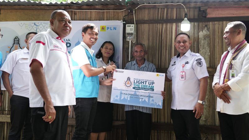 KETERANGAN FOTO/HO-HUMAS PLN - Melalui Program Light Up The Dream, PLN UIW NTT menghadirkan sambungan listrik gratis bagi keluarga prasejahtera di momentum Ramadhan 1447 H.