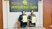 KETERANGAN FOTO- Rektor Universitas Nusa Cendana, Prof. Dr. Ir. Jefri S. Bale, S.T., M.Eng (kanan) bersama Bupati Nagekeo Simplisius Donatus melakukan penandatanganan nota kesepahaman (MoU) untuk mengaktifkan kembali Program Studi Teknik Kimia Industri pada Akademi Komunitas Negeri Teknologi Garam Nagekeo (AK Nagekeo), Nusa Tenggara Timur, Jumat