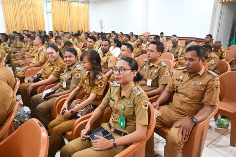 Bupati Kupang Yosef Lede membuka rapat evaluasi dan pembahasan program kerja di tingkat kecamatan, kelurahan, dan desa yang berlangsung di Aula Kantor Bupati Kupang Selasa (10/03/2026).