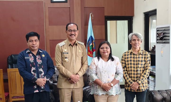 KETERANGAN FOTO/HO-HUMAS UNDANA - Tim ahli dipimpin Ketua Tim Riset Berdampak Sumba Tengah, Prof Dr. Febri Odel Nitbani, S.Si., M.Si, delegasi Undana melakukan audiensi strategis bersama Bupati Sumba Tengah, Paulus S. K. Limu, untuk menyelaraskan program akademis dengan kebijakan pengentasan kemiskinan daerah, Kamis (5/3).