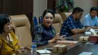 FOTO/HO- HUMAS UNDANA - Plt. Wakil Rektor Bidang Perencanaan, Kerja Sama, dan Sistem Informasi Undana, Prof. Dr. drh. Annytha I. R. Detha, M.Si. memimpin rapat koordinasi pembentukan kelas khusus daring dan skema pembiayaan pendidikan bagi anggota Polri di Ruang Rapat Rektor Undana, Kamis (23/4/2026).