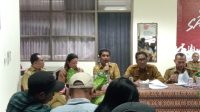 FOTO/ MEDIASINTT.COM/- Kepala Biro Administrasi Pimpinan, Yusuf Lery Rupidara (keempat dari kiri) dalam keterangan pers di Kantor Gubernur NTT, Selasa