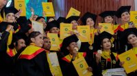 FOTO/HO- HUMAS UNDANA – - Universitas Nusa Cendana (Undana) telah menetapkan pelaksanaan wisuda periode II Tahun 2026 dan hingga saat ini yang telah mendaftarkan diri mencapai 766 orang.