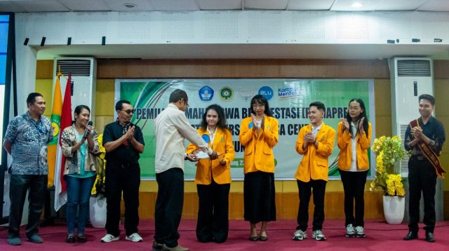 Wakil Rektor III Bidang Kemahasiswaan dan Alumni Undana, Dr. Siprianus Suban Garak, M.Sc. menyerahkan hadiah bagi mahasiswa terbaik dalam ajang Pemilihan Mahasiswa Berprestasi (Pilmapres) tingkat universitas tahun 2026.
