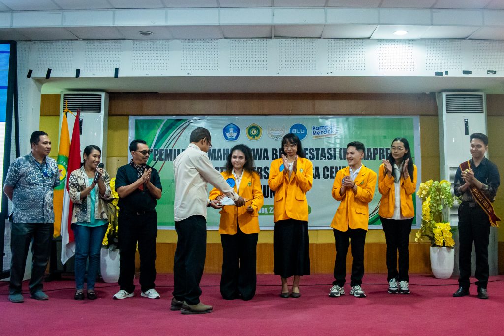 Wakil Rektor III Bidang Kemahasiswaan dan Alumni Undana, Dr. Siprianus Suban Garak, M.Sc. menyerahkan hadiah bagi mahasiswa terbaik dalam ajang Pemilihan Mahasiswa Berprestasi (Pilmapres) tingkat universitas tahun 2026.