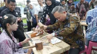 Wakil Menteri Hak Asasi Manusia (HAM) Mugiyanto (kanan) dalam peringatan Hari Kartini ke-147 di Pendopo Kartini, Kabupaten Jepara, Jawa Tengah, Selasa (21/4/2026). HO-Kemen HAM
