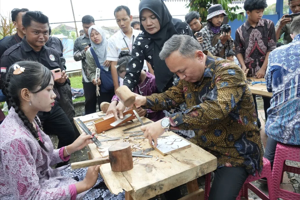 Wakil Menteri Hak Asasi Manusia (HAM) Mugiyanto (kanan) dalam peringatan Hari Kartini ke-147 di Pendopo Kartini, Kabupaten Jepara, Jawa Tengah, Selasa (21/4/2026). HO-Kemen HAM