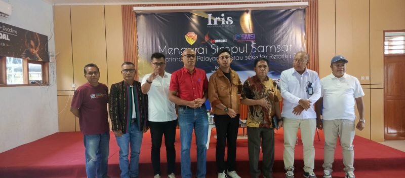 Prof. William Djani (ketiga dari kanan ) dalam diskusi dalam Forum dialog publik yang digelar melalui Program IRIS (Informasi Rakyat, Isu dan Solusi) oleh Sei News, Sabtu. Kegiatan yang berlangsung di Aula Elpida Internasional School (EIS) Tarus, Desa Mata Air, Kecamatan Kupang Tengah, Kabupaten Kupang