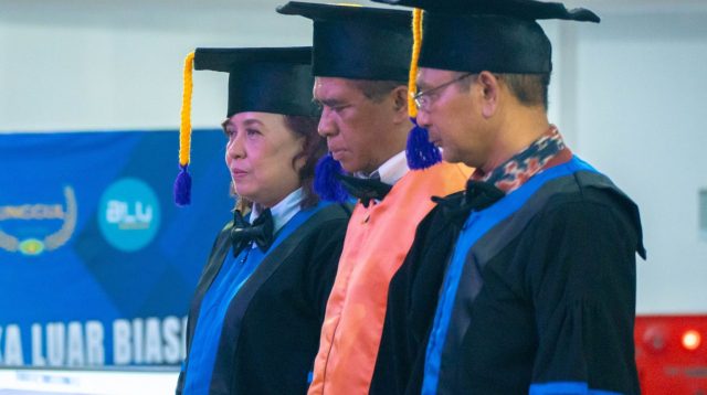 KETERANGAN FOTO/ HUMAS UNDANA - Universitas Nusa Cendana (Undana) mengukuhkan tiga guru besar baru dalam Sidang Senat Terbuka di Grha Cendana, Kupang, Rabu (8/4).