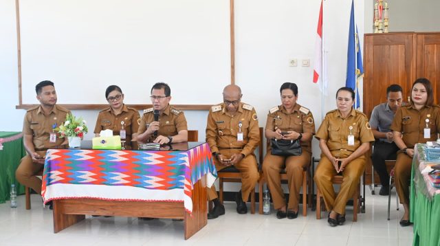 Bupati Kupang, Yosef Lede melakukan pemantauan pelaksanaan Tes Kemampuan Akademik (TKA) di SMP Negeri 1 Kupang Tengah sekaligus meninjau hasil revitalisasi bangunan di SMP Negeri 6 Kupang Tengah Satap, sebagai bagian dari komitmen pemerintah daerah dalam meningkatkan kualitas pendidikan di Kabupaten Kupang, Selasa (14/4)