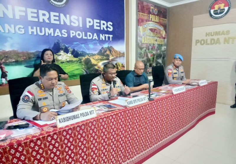 Karo Ops Polda NTT, Kombes Jhony Afrizal Sharifudin (kedua dari kiri) serta Kabid Humas Polda NTT Kombes Pol Henry Novika Chandra, S.I.K., M.H (kiri( saat memberikan keterangan pers di Mapolda NTT, Selasa