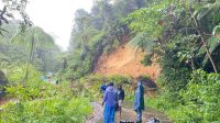 LONGSOR FOTO/DISKOMINFO KABUPATEN MANGGARAI -Hujan lebat yang mengguyur wilayah Kabupaten Manggarai menyebabkan terjadinya longsor di ruas jalan Ruteng–Iteng.
