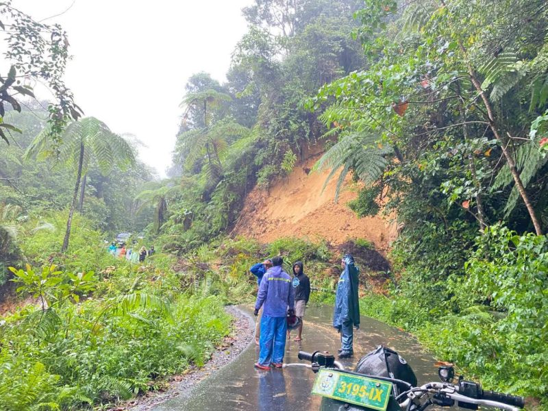 LONGSOR FOTO/DISKOMINFO KABUPATEN MANGGARAI -Hujan lebat yang mengguyur wilayah Kabupaten Manggarai menyebabkan terjadinya longsor di ruas jalan Ruteng–Iteng.