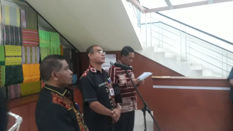 WhatsApp Image 2026-05-30 at 09.19.25 KETERANGAN - Kepala Dinas Pendidikan Dan Kebudayaan Provinsi Nusa Tenggara Timur, Ambrosius Kodo (tengah) didampingi Plt Kepala Biro Adiministrasi Pimpinan Setda NTT Lery Lupidara (kanan) dan Kepala Biro Hukum Oder Maks Sombu (kiri) saat memberikan keterangan kepada wartawan di Kupang, Jumat. FOTO/MEDIASINTT.COM/BEN