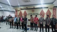 bank ntt 2 KETERANGAN: Gubernur NTT, Melkiades Laka Lena, selaku Pemegang Saham Pengendali (PSP) saat memberikan keterangan pers terkait hasil RUPS Bank NTT, Minggu. FOTO /MEDIASINTT.COM/ben