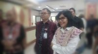 KETERANGAN : Revi Adiana (kanan) , seorang bankir asal Bank Jatim dinyatakan lulus uji kelayakan dan kepatutan oleh OJK untuk menduduki jabatan sebagai Direktur Kepatuhan Bank NTT. FOTO/MEDIASINTT.COM/BEN