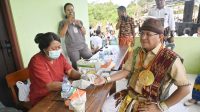 drah Bupati Yosef Lede melakukan pemeriksaan kesehatan usai memimpin upacara peringatan Hari Pendidikan Nasional (Hardiknas) Tahun 2026 yang dilaksanakan di Lapangan Sepakbola Batakte, Kelurahan Batakte, Kecamatan Kupang Barat, Sabtu (02/05/2026) pagi.