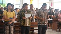 lifileo Bupati Kupang, Yosef Lede, Minggu (17/5), beribadah minggu di Gereja Via Dolorosa Nefo, di Desa Lifuleo, Kecamatan Kupang Barat