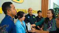 Subkoordinator Hubungan Masyarakat (Humas) Undana, Ollien Manggol, S.KM., M.P.A.,CRA., saat diwawancarai media (tengah baju biru)