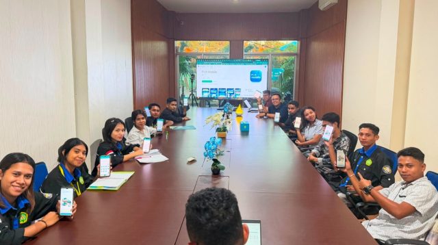 KETERANGAN FOTO - Selain edukasi Safety Induction , juga di kenalkan Aplikasi PLN Mobile sebagai aplikasi layanan PLN yang semakin mudah dalam genggaman.