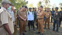 KETERANGAN : Bupati Kupang, Yosef Lede bersama Sekretaris Daerah Kabupaten Kupang Mateldius Sanam, Kepala Kantor Pertanahan Kabupaten Kupang I Made Supriadi, serta sejumlah pimpinan Organisasi Perangkat Daerah (OPD), pada Selasa (9/6/2026) melakukan peninjauan ke lokasi pembangunan sekolah tersebut. Foto/HO-Prokopim Setda Kabupaten Kupang.