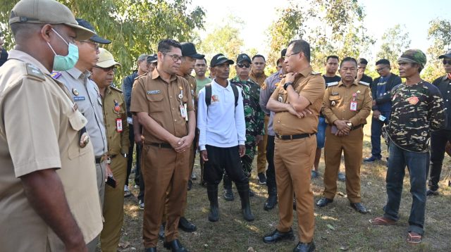 KETERANGAN : Bupati Kupang, Yosef Lede bersama Sekretaris Daerah Kabupaten Kupang Mateldius Sanam, Kepala Kantor Pertanahan Kabupaten Kupang I Made Supriadi, serta sejumlah pimpinan Organisasi Perangkat Daerah (OPD), pada Selasa (9/6/2026) melakukan peninjauan ke lokasi pembangunan sekolah tersebut. Foto/HO-Prokopim Setda Kabupaten Kupang.