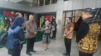 Rektor Universitas Nusa Cendana (Undana) Kupang, Provinsi Nusa Tenggara Timue Prof. Dr. Ir. Jefri S. Bale, S.T., M.Eng (kedua dari kanan) bincang-bincang dengan peserta simposim internasional Association of Japan-Indonesia Veterinary Education (AJIVE) 2026, Jumat ((5/6) malam.