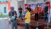 KETERANGAN FOTO/MEDIASINTT.COM/BEN- Pemain Tim Nasional Indonesia asal Nusa Tenggara Timur, Victor Dethan sedang membubuhkan tandatangannya di bola milik warga seorang pemuda pencinta bola dihadapan masyarakat Kota Kupang yang hadir dalam kegiatan Jumpa Fans bersama pemain Tim Nasional Indonesia asal Nusa Tenggara Timur, Victor Dethan, Senin.