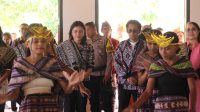 bulan budaya gmit Wakil Bupati Aurum Titu Eki disambut dengan tari-tarian saat kegiatan penutupan Bulan Budaya dan Bahasa Jemaat GMIT Sontetus Oe'ika di Gedung Kebaktian Jemaat Sontetus Oe,Ika, Desa Baumata Utara, Kecamatan Tabenu, Kamis (4/6/2026). Foto Prokopim Setda Kabupaten Kupang