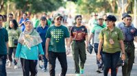 jalan sehat Ratusan sivitas akademika Universitas Nusa Cendana Provinsi Nusa Tenggara Timur mengikuti kegiatan jalan sehat sambil memungut sampah di sepanjang rute area kampus, Kupang, Jumat (5/6/2026) pagi merupakan kegiatan awal perayaan Dies Natalis ke-64.