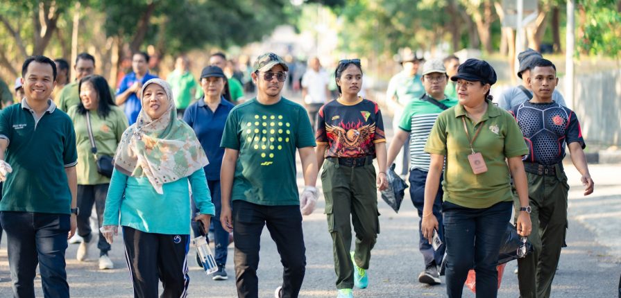 jalan sehat Ratusan sivitas akademika Universitas Nusa Cendana Provinsi Nusa Tenggara Timur mengikuti kegiatan jalan sehat sambil memungut sampah di sepanjang rute area kampus, Kupang, Jumat (5/6/2026) pagi merupakan kegiatan awal perayaan Dies Natalis ke-64.