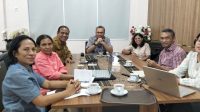 Dekan FST Undana, Prof. Philiphi de Rozari, S.Si., M.Si., M.Sc., Ph.D, (keempat dari kiri) sedang menerima Sekretaris Daerah Kabupaten Nagekeo, Drs. Imanuel Ndun, M.Si. (ketiga dari kiri) bersama tim guna membahas pembukaan Program Studi (Prodi) Kimia Industri Garam , Selasa (26/5/2026). Foto/HO Humas Undana